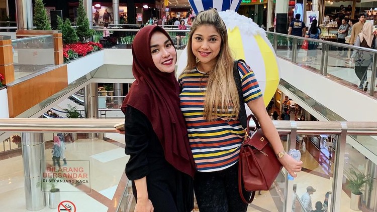 Kakak ipar Medina Zein, Sarah Azhari akhirnya buka suara. Ia mendoakan Medina Zein yang terseret kasus narkoba untuk selalu sabar dan berpikiran positif.