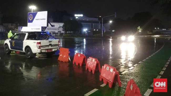 Polda Metro Jaya mulai membatasi mobilitas masyarakat di sejumlah ruas jalan Jakarta guna menekan laju penularan virus corona.