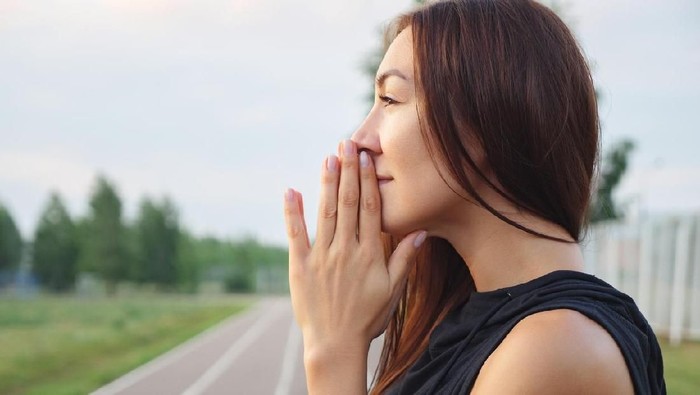 Young girl is holding hands together like praying.