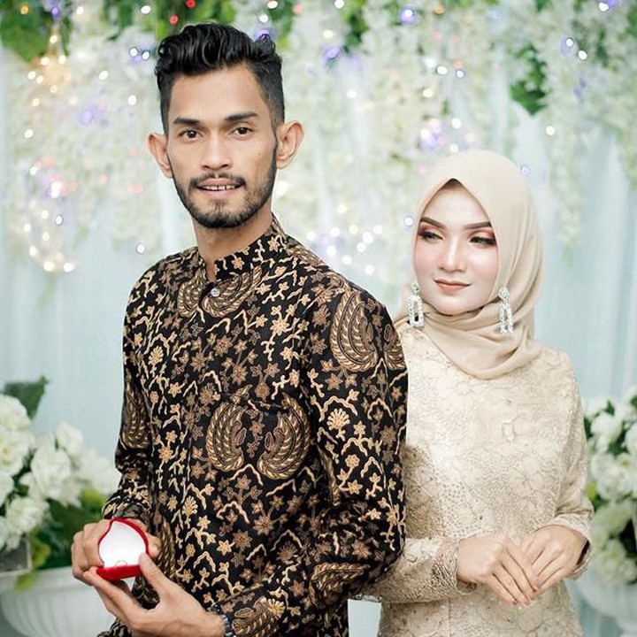 <p>Di hari pertunangan, tak lupa Martunis dan Yunie memohon doa agar dilancarkan sampai hari pernikahan. Bahagia selalu ya... (Foto: Instagram @martunis_ronaldo)</p>