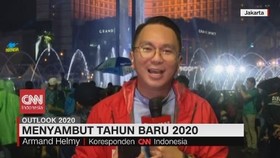 VIDEO: Meski Hujan, Bundaran HI Tetap Ramai Dipadati Warga