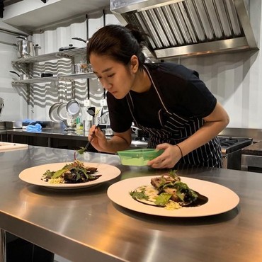 Chef Renatta Menari Pakai Topeng Barongsai Bareng Pacar, Netizen: Gokil!