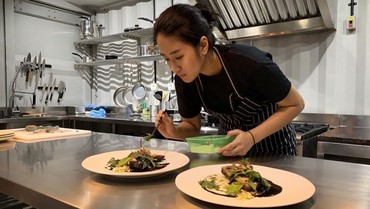 img-title Chef Renatta Menari Pakai Topeng Barongsai Bareng Pacar, Netizen: Gokil!