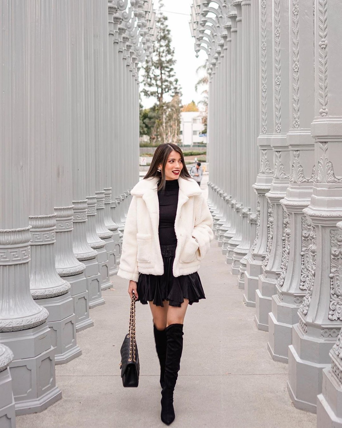 Ini dia enam gaya liburan Sabrina Chairunnisa&comma; calon istri Deddy Corbuzier&period;