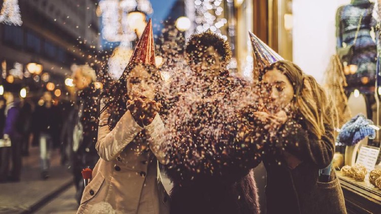 Ilustrasi malam tahun baru Friends celebrating the New Year's Eve