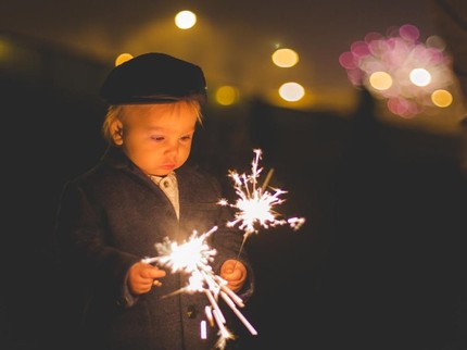 7 Tips Anak Tak Gampang Takut Suara Kembang Api di Malam Tahun Baru