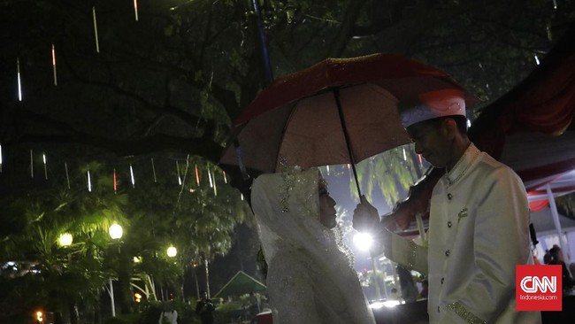 Beberapa pasangan tetap melaksanakan pernikahan ala kadarnya. Virus corona (Covid-19) yang mewabah di Indonesia mengubah segala rencana pernikahan.