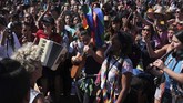 FOTO: Perempuan Berjiwa Pemberontak dari Meksiko Lebih dari 3.000 perempuan berkumpul di daerang otonomi Zapatista di negara bagian Chiapas, Meksiko untuk bersatu melawan patriarki, kekerasan dan kapitalisme.