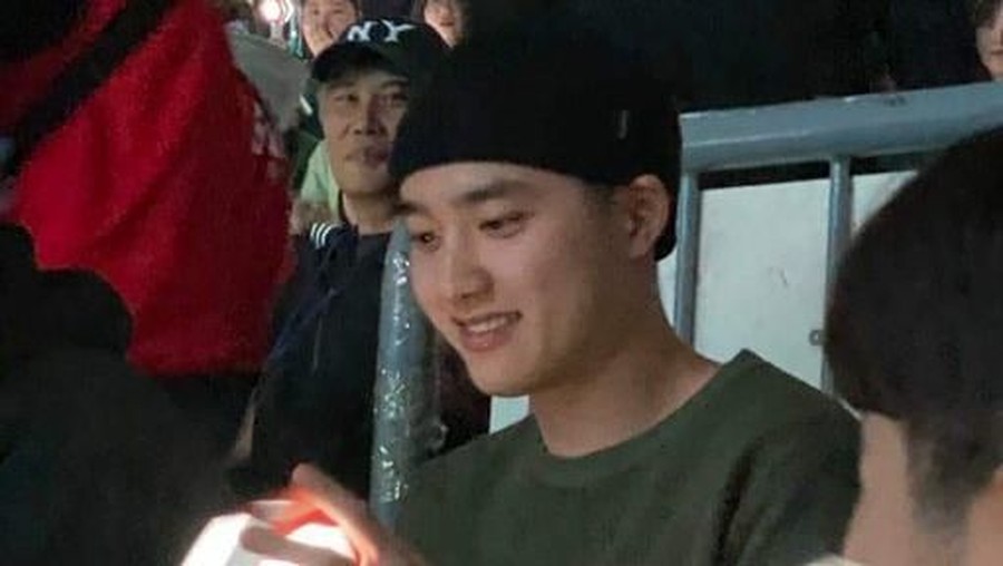Kehadiran D.O di konser EXO menghadirkan senyum manis para penggemar dan seluruh personel. 