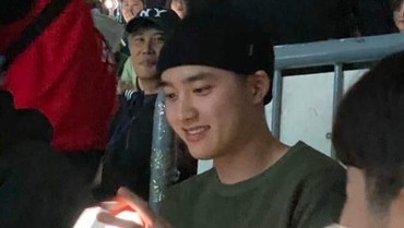 img-title Libur Wajib Militer, Senyum D.O Semakin Manis di Konser EXO
