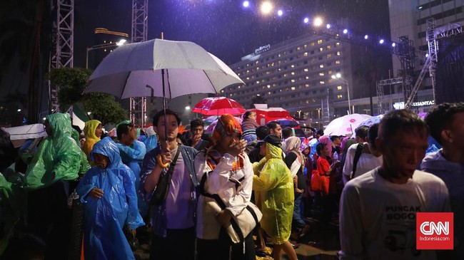 Hujan yang mengguyur Jakarta sejak sore tak menyurutkan sejumlah warga untuk merayakan malam pergantian tahun.