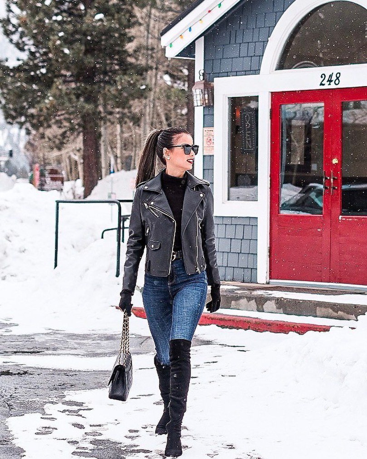 Ini dia enam gaya liburan Sabrina Chairunnisa&comma; calon istri Deddy Corbuzier&period;