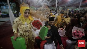 Pasangan Tertua Nikah Massal Dapat Hadiah Umrah