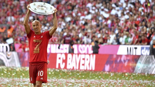 Winger Belanda Arjen Robben kembali mengumumkan pensiun sebagai pesepakbola, Kamis (15/7). Robben resmi gantung sepatu pada usia 37.