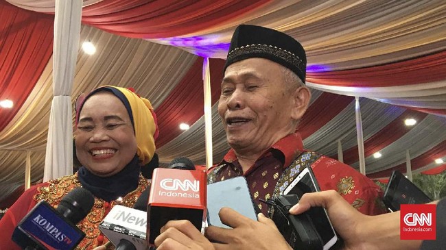 Ratusan pasangan menikah massal di Balai kota DKI Jakarta pada malam pergantian tahun. Pasangan itu ikut nikah massal karena ingin mendapatkan surat nikah.