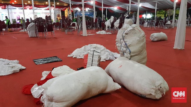 Sampah sisa dari kegiatan Nikah Massal dan Isbat Nikah Pemprov DKI Jakarta 2020 menumpuk.