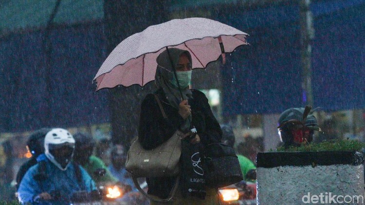 Diprediksi, cuaca ekstrem akan terjadi selama seminggu sepekan, Bun. BNPB pun punya imbauan untuk masyarakat termasuk tas siaga bencana.