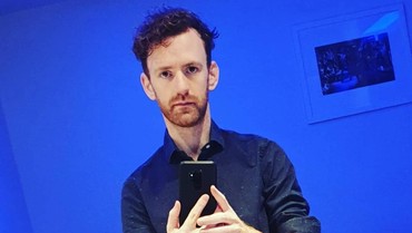 img-title Demi Biayai Keluarga, Bintang Harry Potter Rela Jadi Pegawai Bar