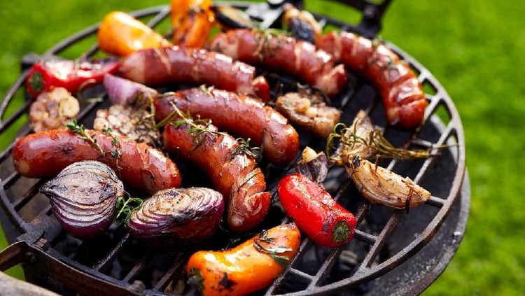 Malam tahun baru biasanya orang-orang mengadakan pesta barbeque. Apakah Bunda juga tertarik membuat pesta barbeque? Ikuti tips barbeque berikut ini yuk, Bun.