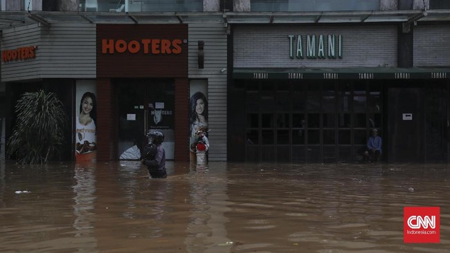Pengemat Politik Ujang Komaruddin berpendepat ada kalangan elite yang menggunakan persoalan banjir DKI Jakarta untuk 'menyerang' Anies.