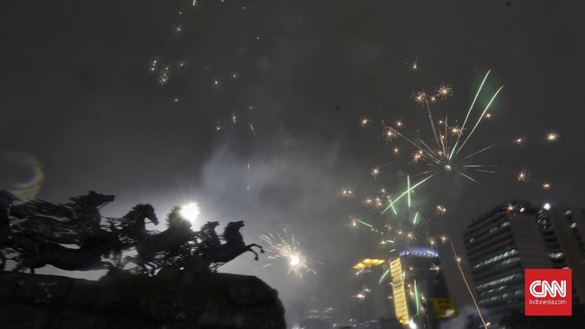 Petugas kebersihan mulai terlihat di kawasan Monas dan Bundaran HI usai acara pergantian tahun. 
