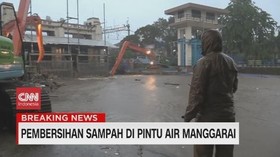 VIDEO: Pembersihan Sampah di Pintu Air Manggarai