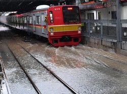 Rel Stasiun Kampung Bandan Banjir, KRL Tujuan Stasiun Jakarta Kota Terganggu