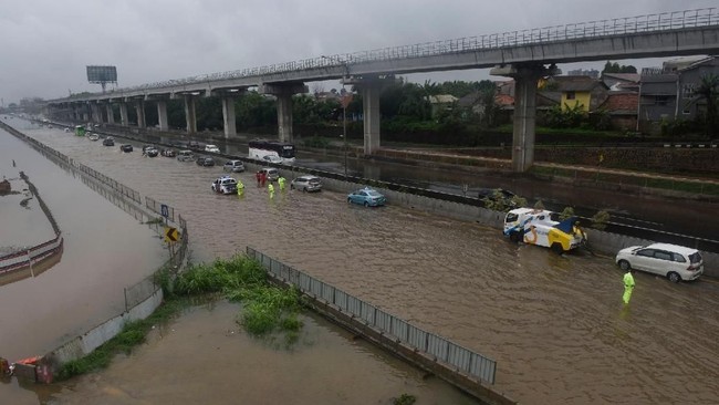 Jalur Kalimalang mengalami kemacetan akibat jalan di kolong Tol lingkar luar Cikunir-Cilincing--tepatnya di Kota Bintang, Bekasi, masih tergenang banjir.