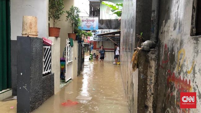 Banjir Bekasi, 1 Orang Tewas Tersengat Listrik Korban tengah berjaga di pos keamanan saat hujan deras turun disertai petir. Kemudian dia tiba-tiba terjatuh saat volume air sudah tinggi.