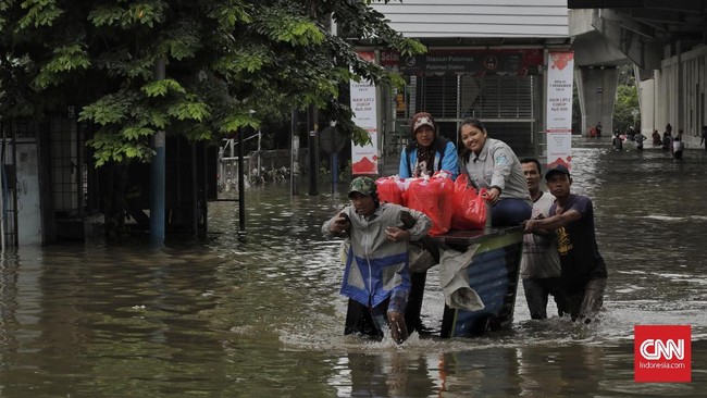 Hujan deras menyebabkan banjir di Kampung Bojong Jengkol, Cilebut Barat, Kecamatan Sukaraja, Kabupaten Bogor, Jawa Barat pada Selasa (19/10) petang.