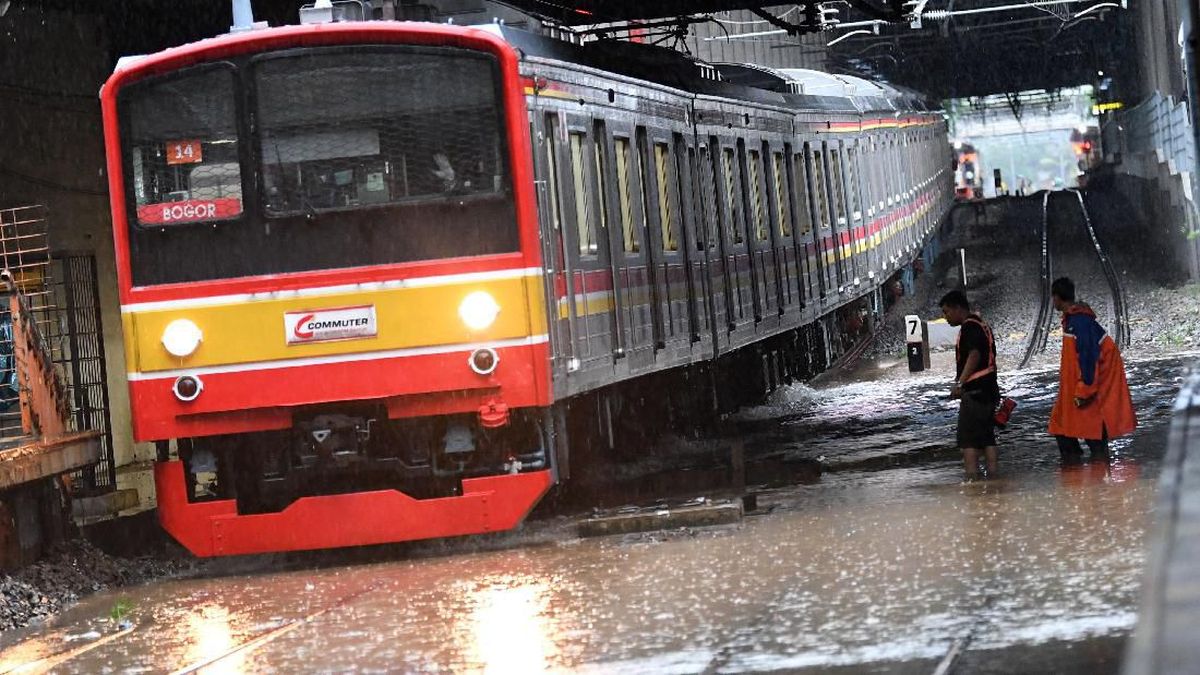Pohon Tumbang dan Rel Tergenang Banjir, Operasional KRL Terdampak