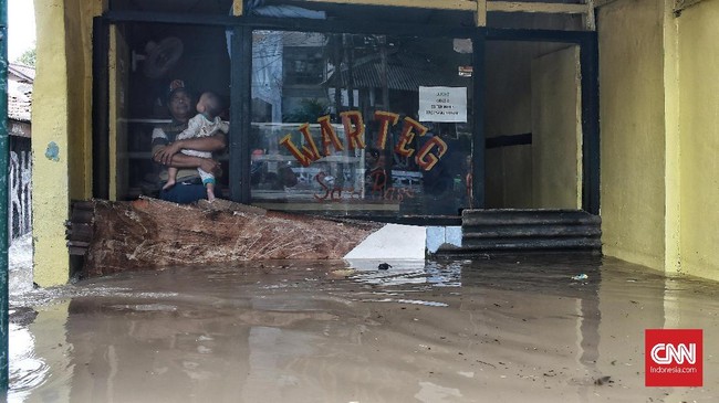 Warga Manggarai masih bertahan di tenda pengungsian dan musala sejak Rabu (1/1) dini hari. Hingga pagi ini banjir belum surut.