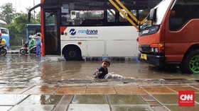 'Water Park' Jalanan dan Cara Lain Melewati Banjir di Jakarta