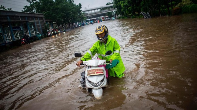 Pengendara dialihkan petugas tepatnya di simpang Jalan Kalimalang, Makasar, Jakarta Timur imbas banjir setinggi 20 sampai 40 cm.