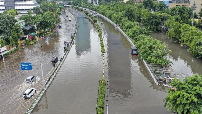Kementerian PUPR menyatakan banjir di Jakarta disebabkan karena kondisi drainase yang buruk, bukan karena luapan air sungai.