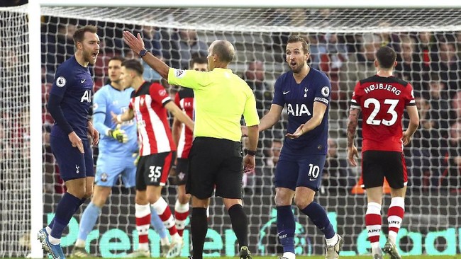 Tottenham Hotspur menelan kekalahan dan Leicester City menang telak di kandang lawan pada pekan ke-21 Liga Inggris.
