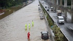 Banjir Lumpuhkan Terowongan Tol Cikunir, Mobil Tak Bisa Lewat