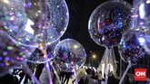 FOTO : Hujan Rusak Pesta Tahun Baru 2020 Meskipun diguyur hujan, warga tetap antusias merayakan pergantian malam tahun baru 2020 di kawasan Sudirman-Thamrin, Jakarta, Selasa, 31 Desember 2019.