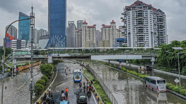 Sejumlah lokasi di Jakarta masih terendam banjir pada hari ini, Kamis (2/1).