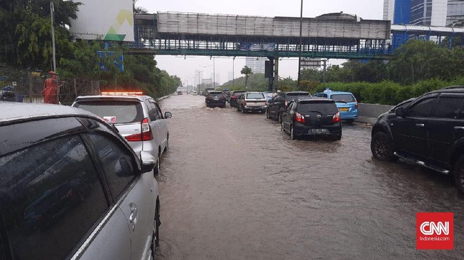 Bila memutuskan menerabas banjir, pastikan ketinggian genangan air tak sampai 30 cm, menggunakan gigi satu, jaga jarak aman, dan pertahankan putaran mesin.