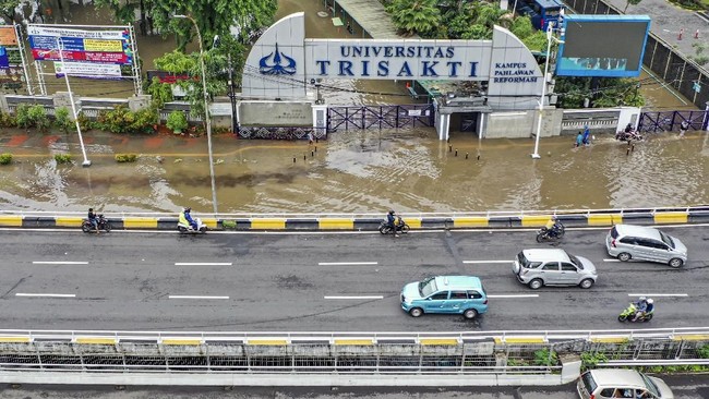 Posko banjir Jakarta mencatat jumlah pengungsi banjir di seluruh wilayah DKI Jakarta mencapai angka 31.232 orang.