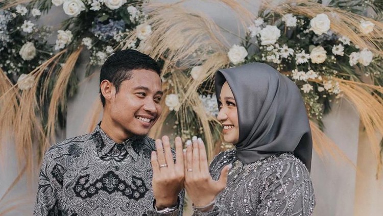 Gelandang timnas Indonesia Evan Dimas sambut tahun baru 2020 penuh dengan bahagia. Evan Dimas resmi bertunangan dengan sang kekasih cantiknya, Zahra Hakim.