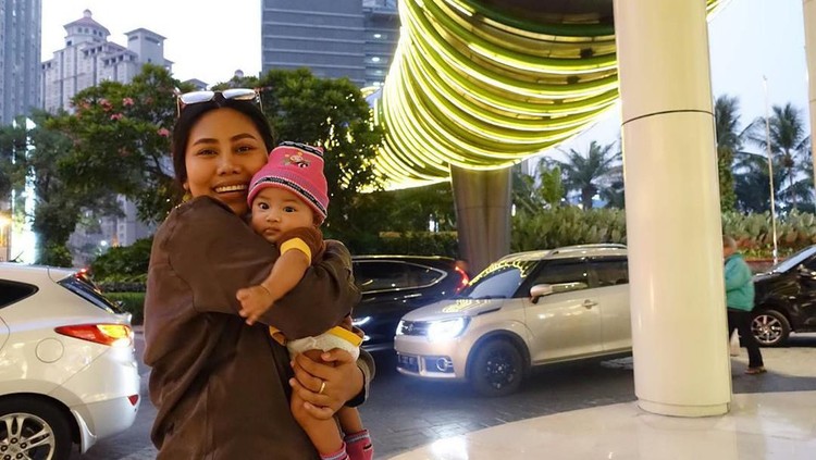 Kediaman milik penyanyi Evi Masamba ikut terkena banjir. Evi pun mengunggah kondisi rumahnya dan terlihat khawatir dengan bayinya.