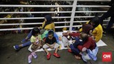 FOTO : Hujan Rusak Pesta Tahun Baru 2020 Meskipun diguyur hujan, warga tetap antusias merayakan pergantian malam tahun baru 2020 di kawasan Sudirman-Thamrin, Jakarta, Selasa, 31 Desember 2019.