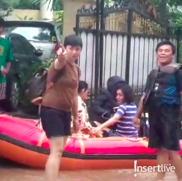 Kebanjiran, Yuni Shara Antar Ibunda Berobat Gunakan Perahu Karet