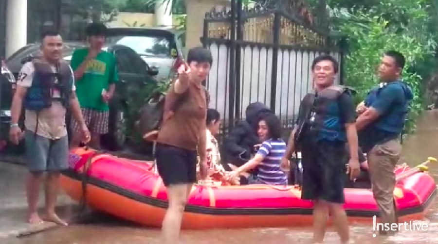 Yuni Shara antarkan ibunda berobat dengan menggunakan perahu karet