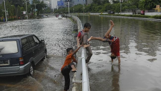 Netizen banyak cuitkan kelakuan kocak warga yang terlanda banjir di Jabodetabek pada awal 2020.