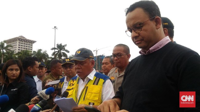 Menteri PUPR Basuki Hadimuljono dan Gubernur DKI Anies Baswedan saling timpal soal penyebab banjir Jakarta sambil menyinggung normalisasi dan air dari selatan.