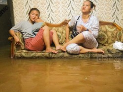 Video: Banjir di Cipinang Pulomaja, Warga Ramai-ramai Nangkring di Kursi