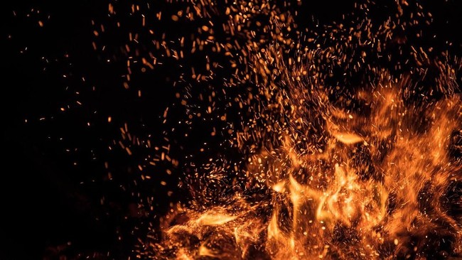 Dua kapal yang diduga bermuatan kaolin terbakar saat proses bongkar muat di Pelabuhan Sunda Kelapa Jakut pada Senin (3/3).